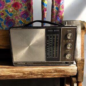 REALTONE Model 2424 AM/FM/MB/SW 4 Band Transistor Radio, JAPAN FOR PARTS